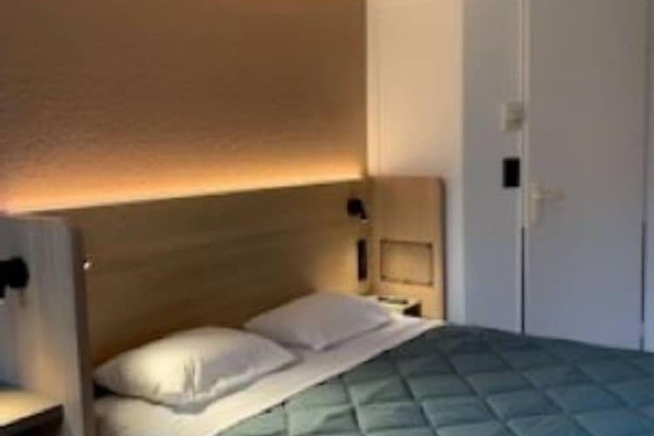 Room 3 of 40