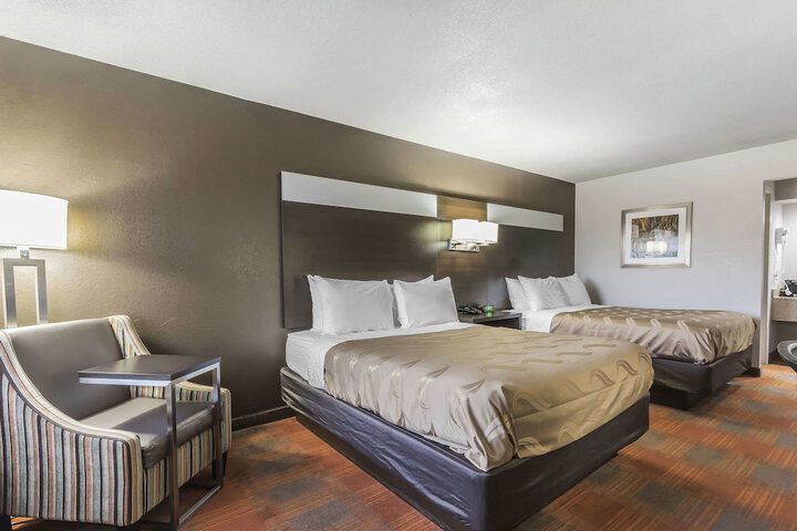 2 Queen Beds (5 of 10)