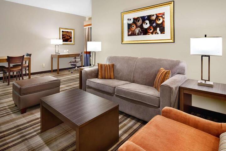 1 King Bed Mobility Accessible Communication Assistance Bathtub Full Breakfast (11 of 12)