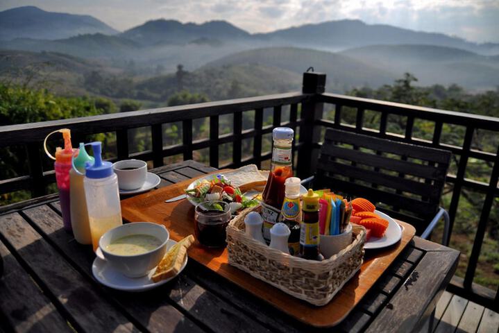 Lounge 33 of 49