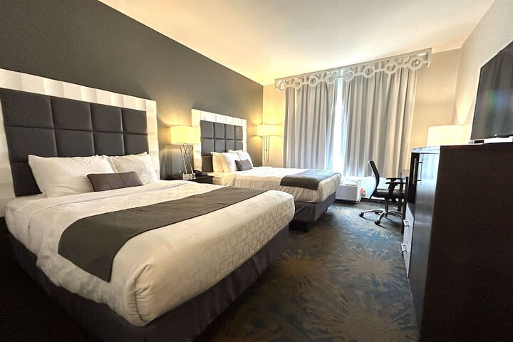 1 Queen Bed Microwave, Refrigerator Walk in Shower Full Breakfast (5 of 9)