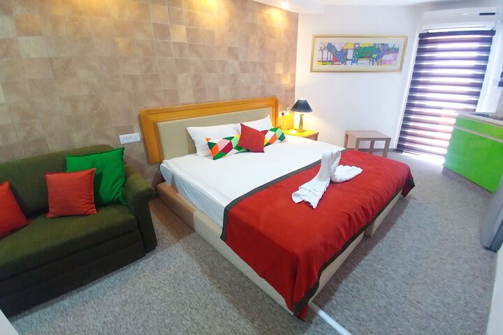 Room 13 of 80
