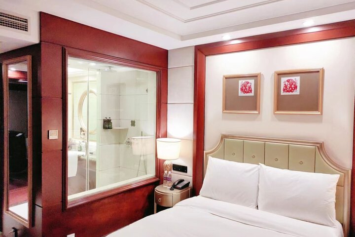 Room 8 of 28