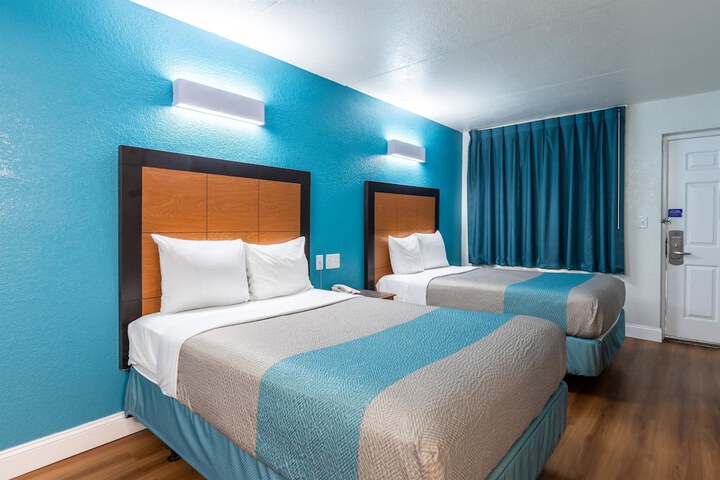 Standard Room, King or Two Doubles (9 of 11)