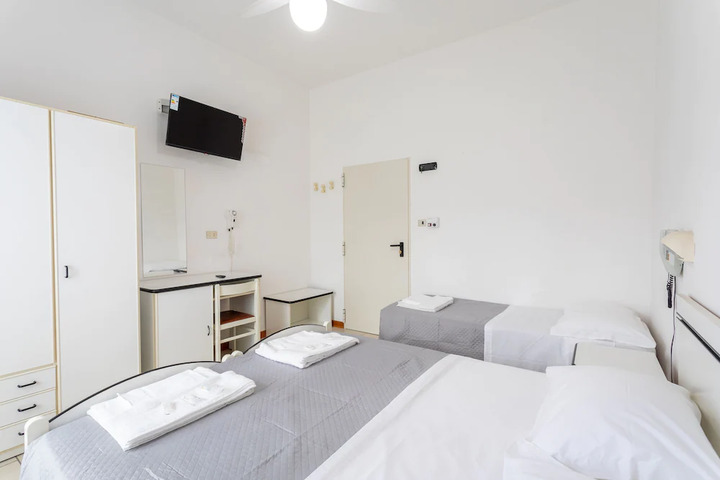 Room 5 of 8
