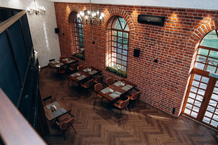 Dining 15 of 16