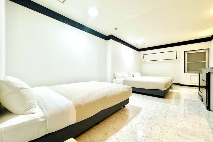Room 10 of 32
