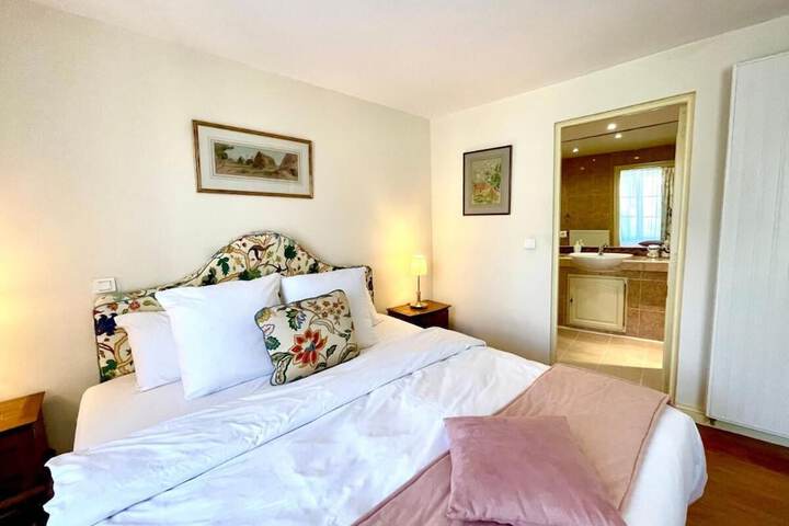 Room 4 of 12