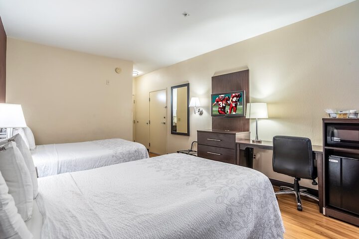 2 Double Beds Accessible (8 of 8)