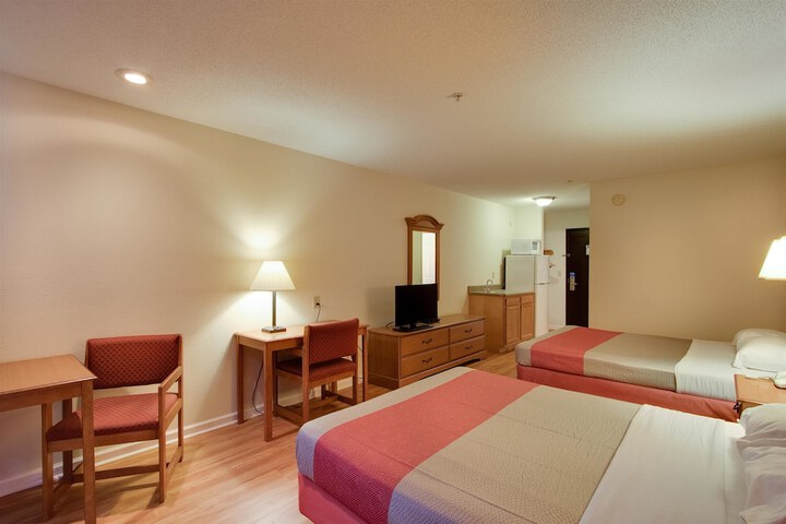2 Queen Beds (1 of 8)