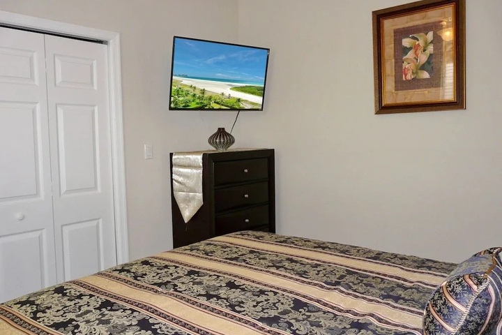 Room 4 of 18