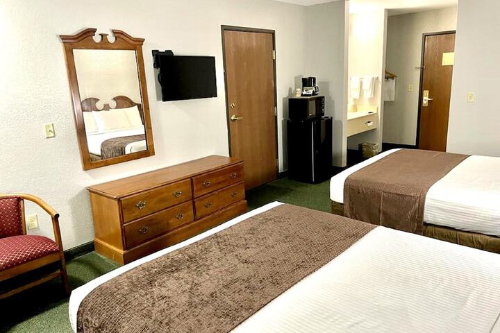 2 Queen Beds (5 of 9)