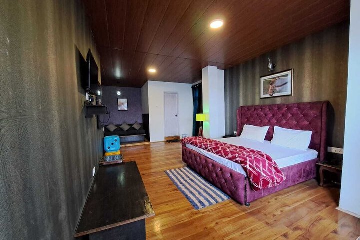 Room 5 of 15