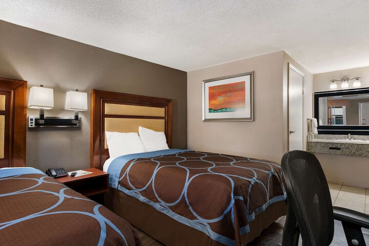 1 Double Bed Accessible (15 of 18)