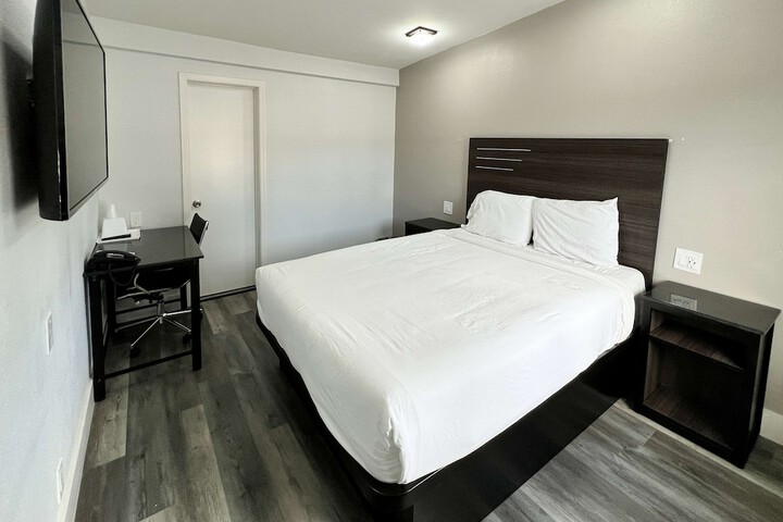 1 Queen Bed Micfridge (3 of 9)