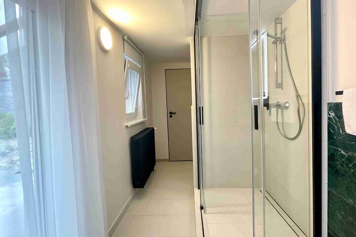 Room 72 of 89