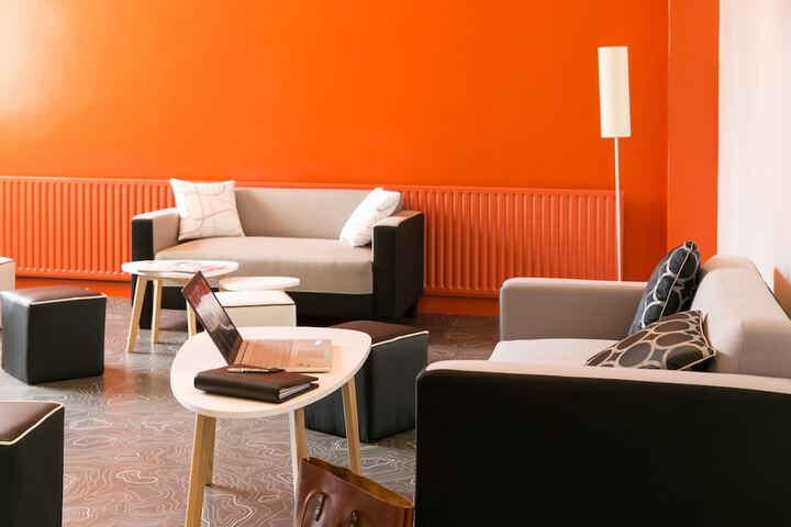 Lounge 32 of 43