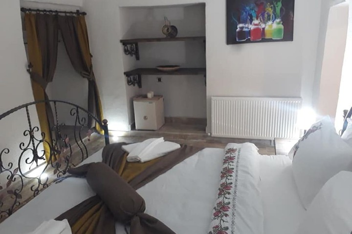 Room 43 of 185
