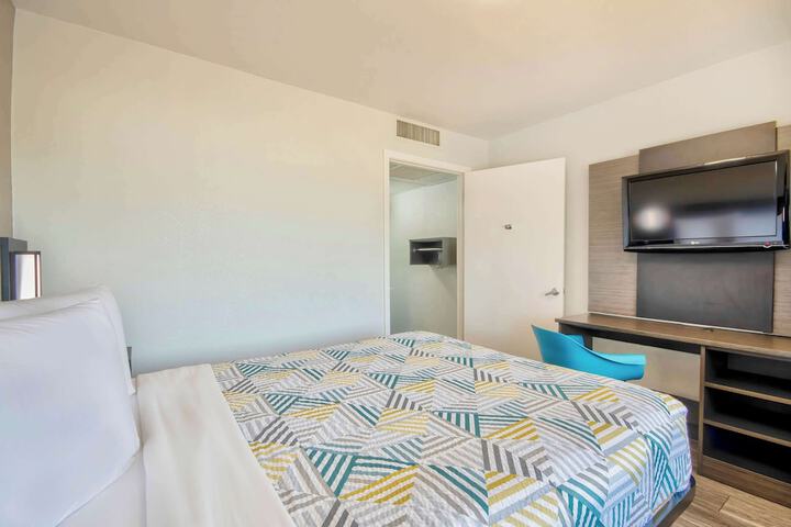 1 Queen Bed (4 of 8)