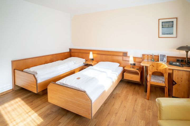 Room 9 of 33