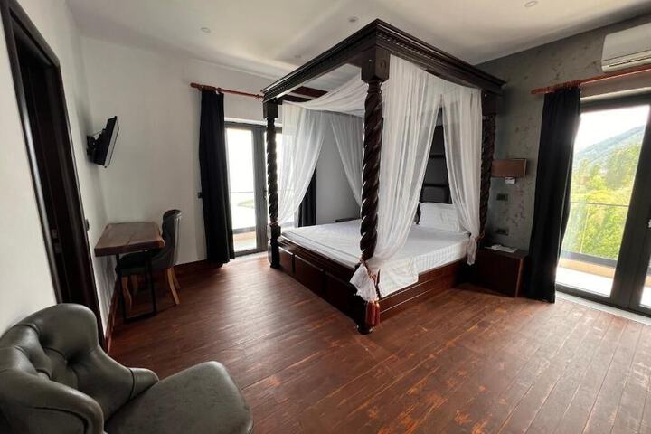 Room 6 of 32