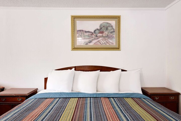 1 King Bed Room with Free WiFi, Refrigerator, Microwave (1 of 5)