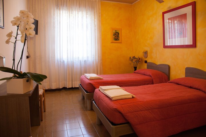 Room 6 of 34