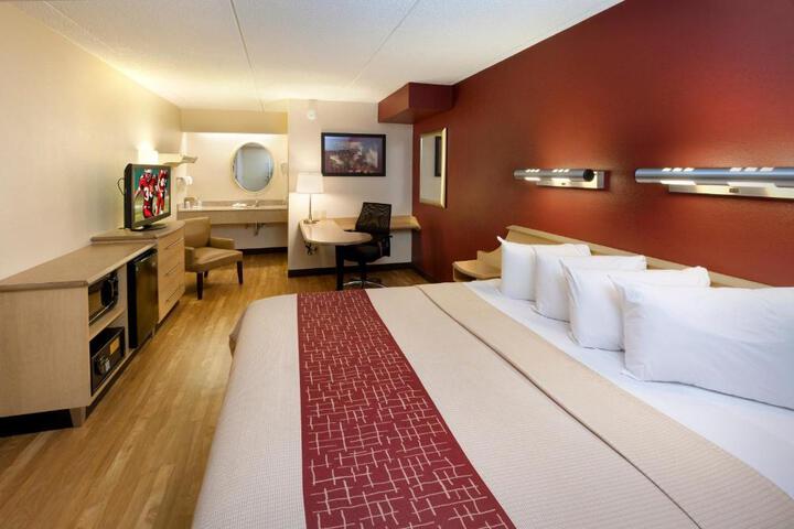 Deluxe King Bed (6 of 14)