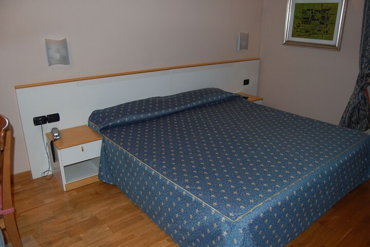 Room 9 of 37