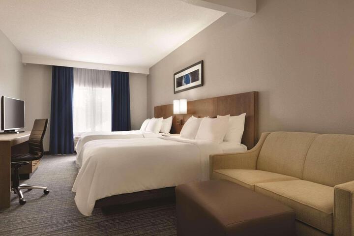 1 King Bed Mobility Accessible with Bathtub (4 of 7)