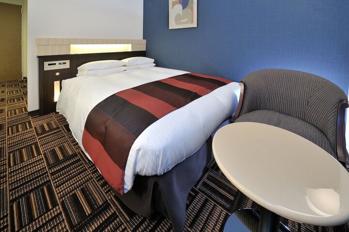 Room 6 of 101