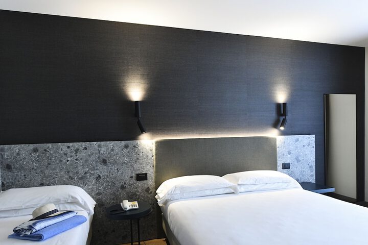 Room 35 of 102