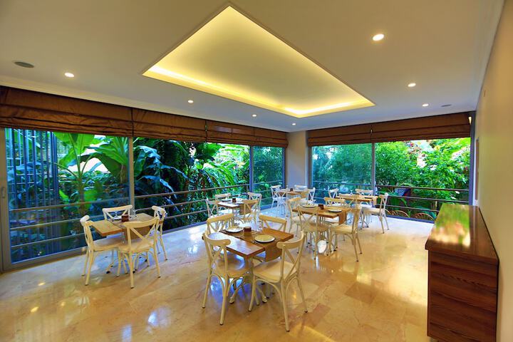 Breakfast area