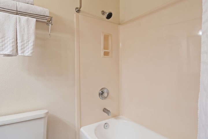 2 Queen Accessible Bathtub Microwave and Refrigerator WiFi Full Breakfast (4 of 6)