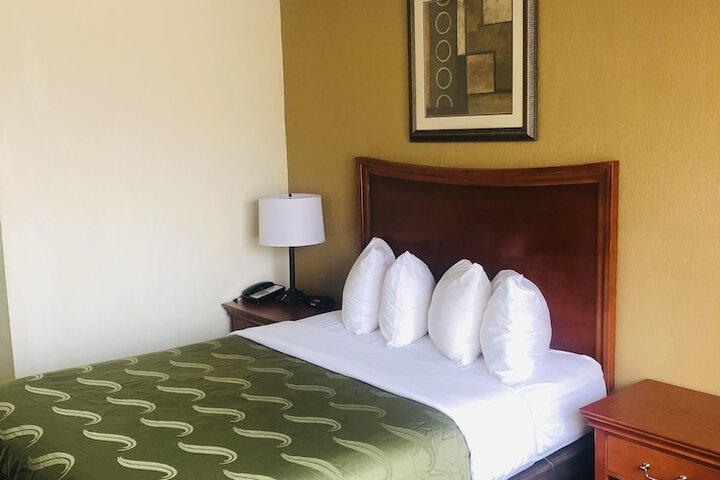 Basic Single Queenbed (4 of 7)