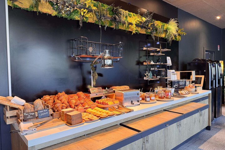 Breakfast/Coffee Service 23 of 55