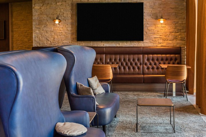 Lounge 44 of 61