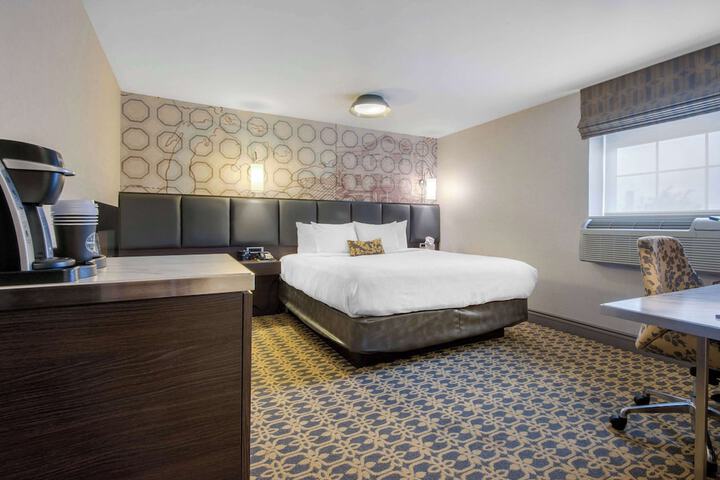 1 King Bed (6 of 11)