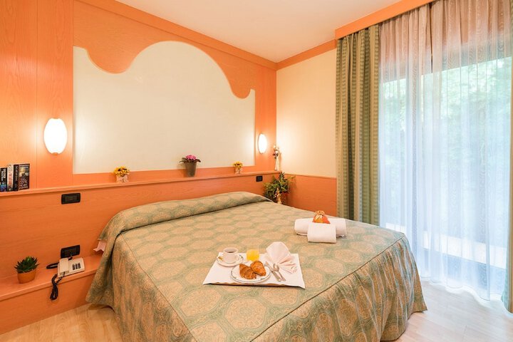 Room 15 of 50