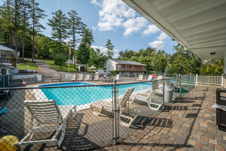 Swimming pool at Lake N Pines Motel