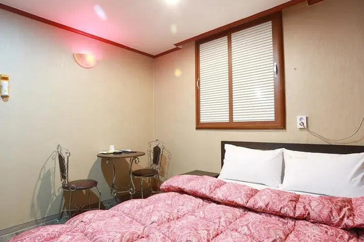 Room 2 of 10