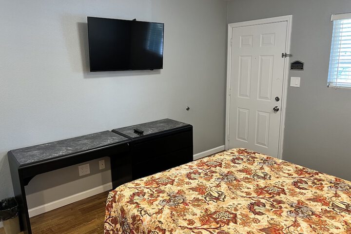 1 Queen Bed (3 of 16)