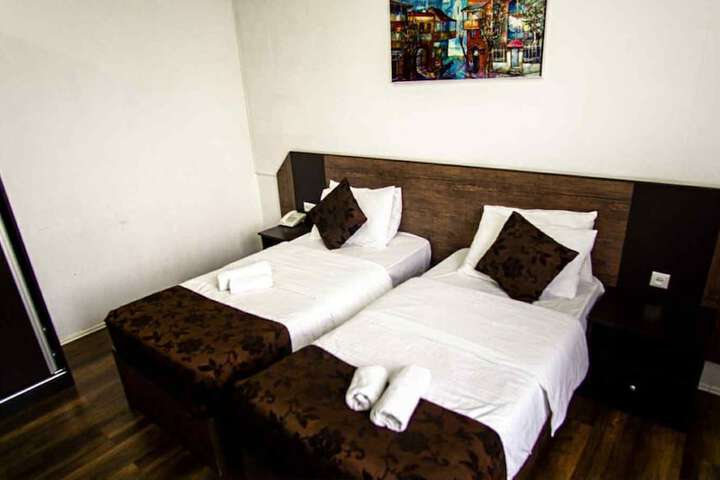 Room 28 of 87