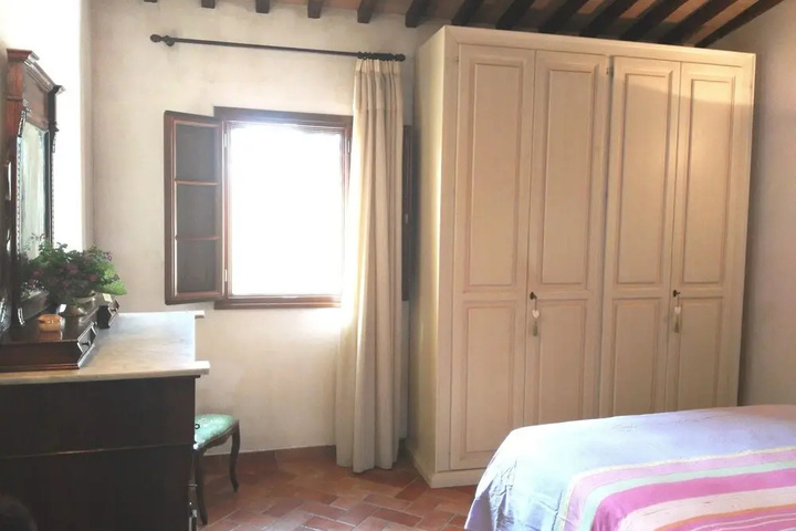 Room 5 of 16