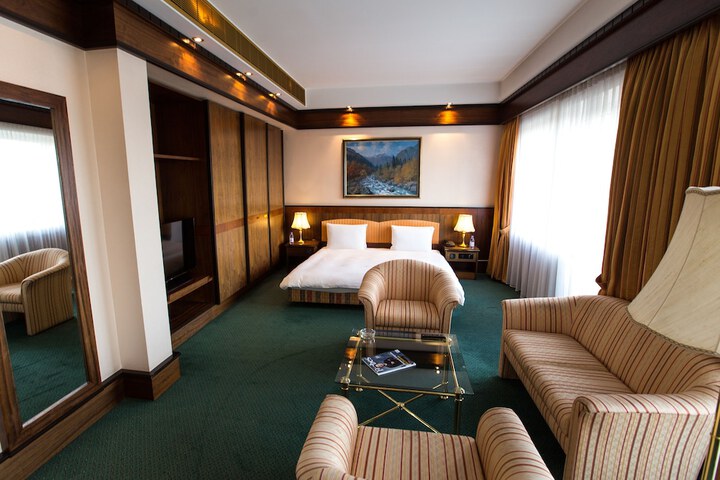 Room 19 of 82