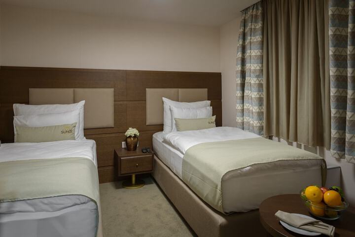 Room 30 of 102