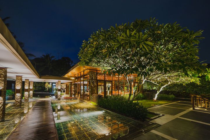 Entrance & Lobby