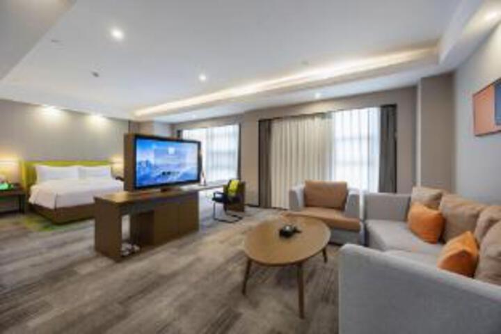 Room 16 of 18