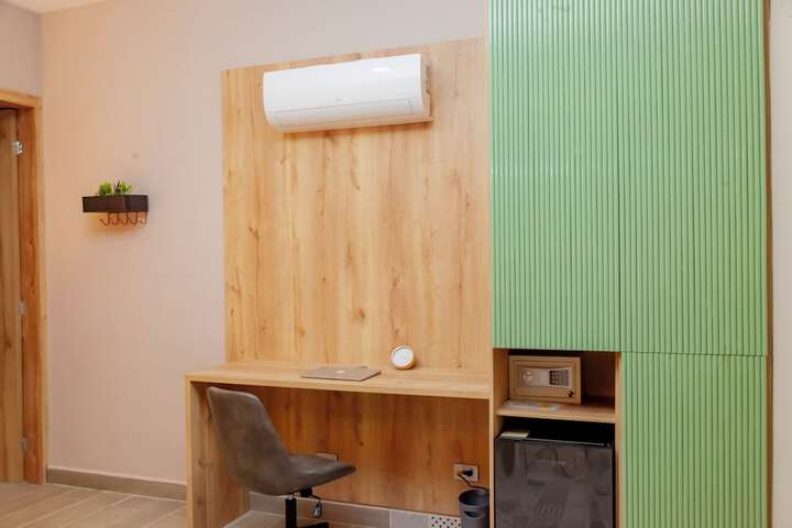 Room 6 of 9