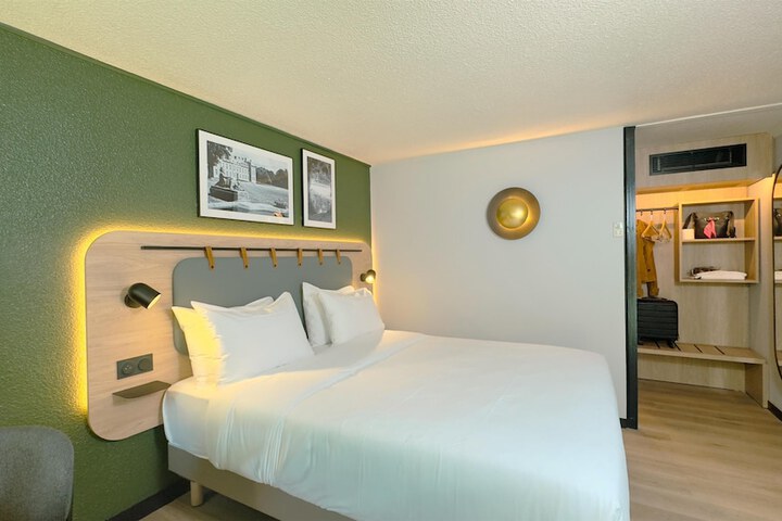 Room 15 of 46